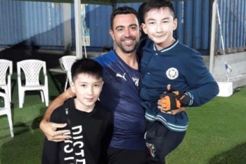 Фотография к новости: Али Турганбеков встретился со звездой испанского футбола Хави