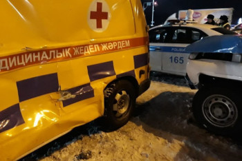 Фотография к новости: "Скорая" столкнулась с патрульной машиной и сбила двух полицейских в Усть-Каменогорске