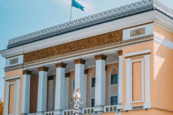 Фотография к новости: Артисты ГАТОБ пожаловались на увольнения и сокращение зарплаты в Алматы