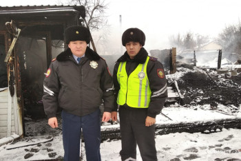 Фотография к новости: Четверых детей и двоих взрослых спасли из полыхающего дома полицейские в СКО