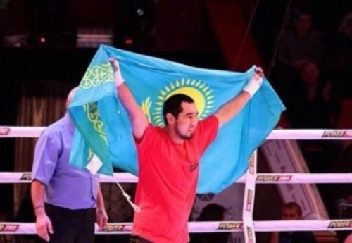 Фотография к новости: Казахстанец нокаутом защитил титулы чемпиона WBA, WBC и WBO