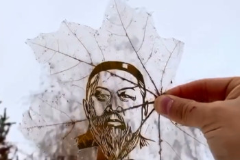 Фотография к новости: Художник нарисовал портрет Абая Кунанбаева на кленовом листе