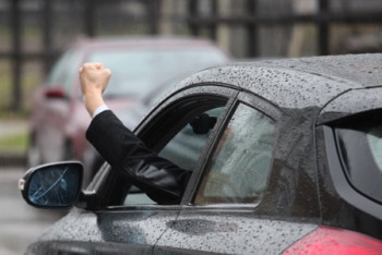 Фотография к новости: В России водитель устроил драку со стрельбой и прокатил пешехода на капоте