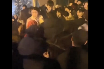 Фотография к новости: Из-за духов фанаты Сиви Махмуди устроили давку в Алматы