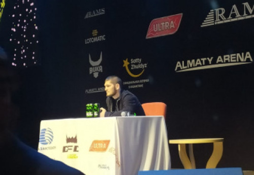 Фотография к новости: "Деньги и популярность могут отдалить от религии" - Хабиб на встрече с фанатами в Алматы