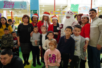 Фотография к новости: Новогоднюю сказку подарили особенным детям предприниматели и общественники в Кокшетау