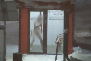 Фотография к новости: Голый мужчина пытался повредить теплую остановку в Нур-Султане