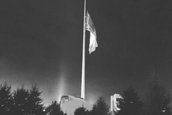 Фотография к новости: В знак траура приспущен самый большой флаг Казахстана