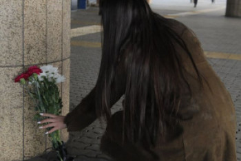 Фотография к новости: Казахстанцы несут цветы к аэропорту Алматы