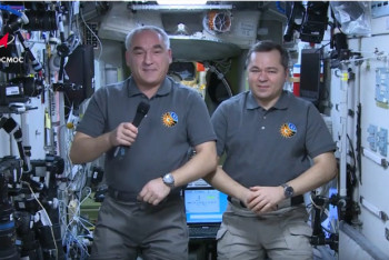 Фотография к новости: Космонавты поздравили землян с Новым годом