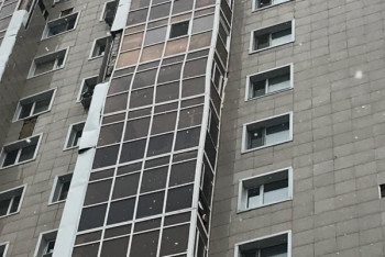 Фотография к новости: "Боимся за детей" - жители столичного ЖК "Орбита" с искривившимся балконом не могут дождаться ремонта домов