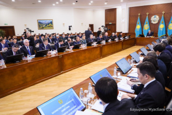 Фотография к новости: Президент предложил мораторий на покупки дорогой мебели, авто и проведение затратных форумов