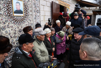 Фотография к новости: Бердибек Сапарбаев посетил семью погибшего в Кордае Дархана Абдрахыма