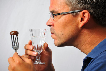 Фотография к новости: Коронавирус не обнаружен у пивших водку на карантине карагандинцев