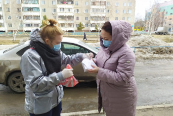 Фотография к новости: "Защитим стариков от вируса" - костанайские волонтёры развозят лекарства пожилым людям