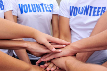 Фотография к новости: Волонтеры разносят лекарства пациентам на дом в Кокшетау