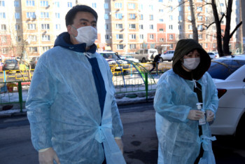 Фотография к новости: Biz Birgemiz: Самал Еслямова принесла маски и антисептики жительнице СКО