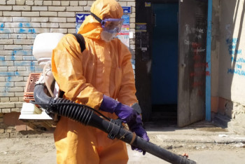 Фотография к новости: Подъезды многоэтажек начали дезинфицировать в Костанае