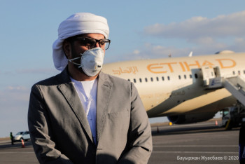 Фотография к новости: Как в Казахстане встречали самолет с гуманитарной помощью из Арабских Эмиратов