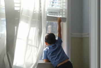 Фотография к новости: Из окна четвертого этажа выпал пятилетний ребенок в Темиртау