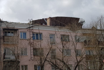 Фотография к новости: Небо в подъезде, свисающие балки – жители пострадавшего от урагана дома в Кокшетау опасаются новых жертв