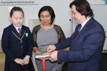 Фотография к новости: Восьмилетняя школьница написала книгу о памятниках Кокшетау