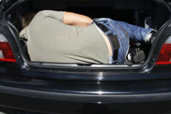 Фотография к новости: Мужчина пытался проехать блокпост в багажнике в Карагандинской области