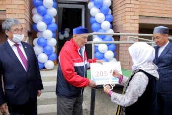 Фотография к новости: Прихожане мечети купили квартиру многодетной семье в Кокшетау