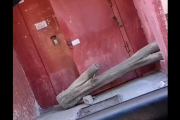 Фотография к новости: Бревном закрыли подъезд на карантин в Темиртау