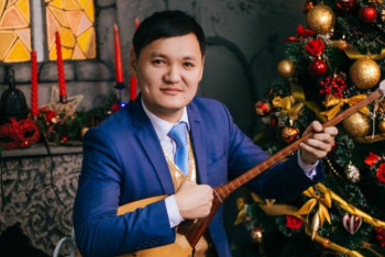 Фотография к новости: Две струны и тысячи мелодий. Костанайский домбрист виртуозно исполняет современные хиты