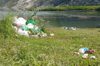 Фотография к новости: Настоящий дикий отдых в ВКО: горы мусора и выжженная туристами трава