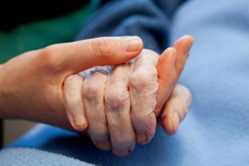 Фотография к новости: "Вашей мамы больше нет". Истории потерявших родных во время пандемии