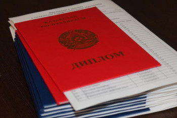 Фотография к новости: Токаев вновь обратил внимание Мамина на вузы, печатающие дипломы