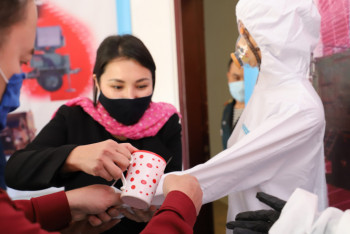 Фотография к новости: Производство защитных костюмов и масок запустили ученые в Павлодаре