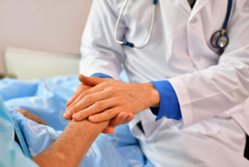 Фотография к новости: Заразившимся коронавирусом онкобольным рекомендуют не лечить рак