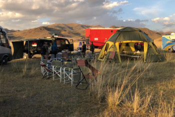 Фотография к новости: Бездорожье, снег и семь локаций: как прошла караванинг экспедиция по Великому шелковому пути