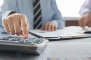 Фотография к новости: Снизить ставки по кредитам из-за обнищания казахстанцев просят депутаты