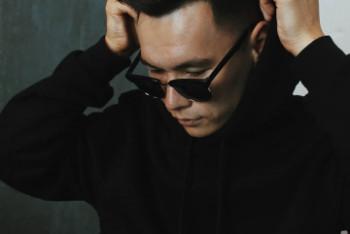 Фотография к новости: Для хита достаточно колонок, аудиокарты и ноутбука. Как парень из Алматы покоряет мировые чарты