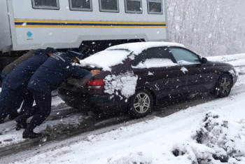 Фотография к новости: Около сотни машин застряли в снежном заносе в ВКО