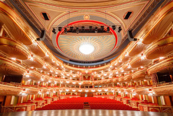 Фотография к новости: ﻿﻿"Отбирают подарок Елбасы" - артист балета судится с театром "Астана Опера"