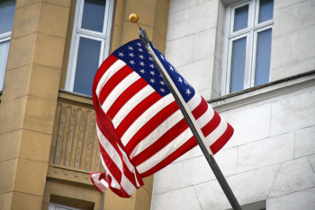 Фотография к новости: Дипмиссия США ответила на протест у здания генконсульства в Алматы против фильма "Борат-2"