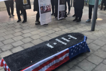 Фотография к новости: Алматинцы похоронили "Бората" у генконсульства США под гимн Казахстана