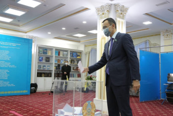 Фотография к новости: Спикер Сената проголосовал на выборах