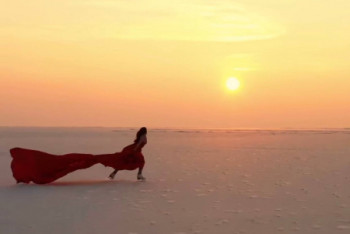 Фотография к новости: Новый тренд казахстанцев с катанием на естественном льду набирает популярность в Сети