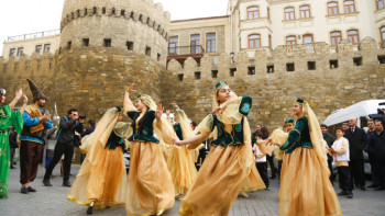 Фотография к новости: Перепрыгивают через костры и доверяют тайны воде: как в разных странах празднуют Наурыз