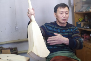 Фотография к новости: Цветочная домбра, шерстяные картины: уникальные ремесленники работают в Костанае