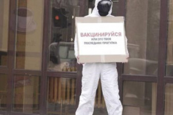 Фотография к новости: "Вакцинируйся, или это твоя последняя прогулка" - активист вышел с плакатом в Нур-Султане