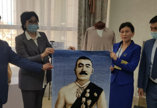 Фотография к новости: Личные вещи Кажымукана Мунайтпасова показала акмолинцам праправнучка палуана