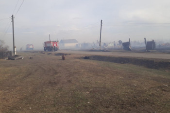 Фотография к новости: Огонь от загоревшейся сухой травы уничтожил несколько домов в СКО