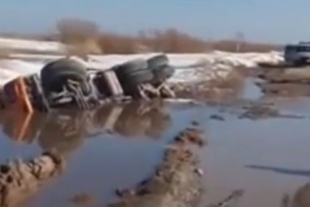 Фотография к новости: Водитель утонул вместе с грузовиком в яме с талыми водами в Акмолинской области